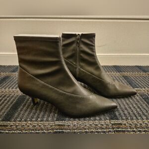 Bella Vita black booties size 8WW